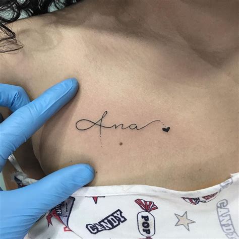 Tatuajes de nombres en el pecho femenino: ideas。